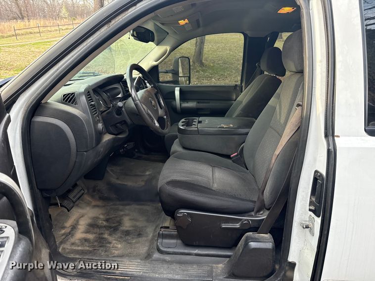 image for item ES5936 2007 Chevrolet Silverado 3500HD Ext. Cab flatbed pickup truck