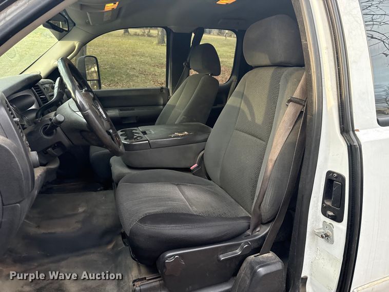 image for item ES5936 2007 Chevrolet Silverado 3500HD Ext. Cab flatbed pickup truck