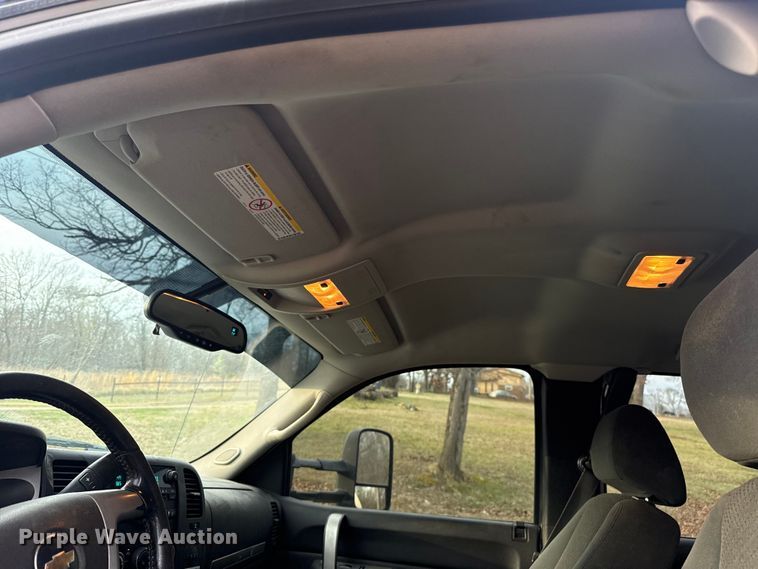 image for item ES5936 2007 Chevrolet Silverado 3500HD Ext. Cab flatbed pickup truck