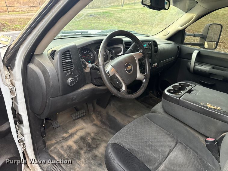 image for item ES5936 2007 Chevrolet Silverado 3500HD Ext. Cab flatbed pickup truck