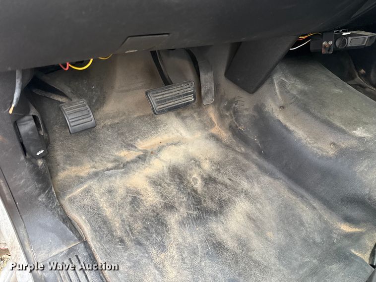 image for item ES5936 2007 Chevrolet Silverado 3500HD Ext. Cab flatbed pickup truck