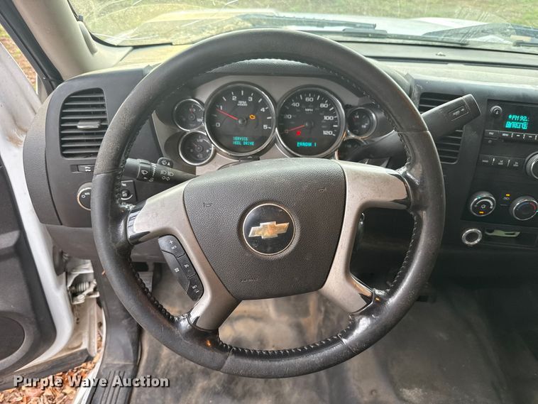 image for item ES5936 2007 Chevrolet Silverado 3500HD Ext. Cab flatbed pickup truck