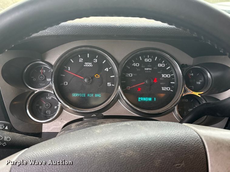 image for item ES5936 2007 Chevrolet Silverado 3500HD Ext. Cab flatbed pickup truck