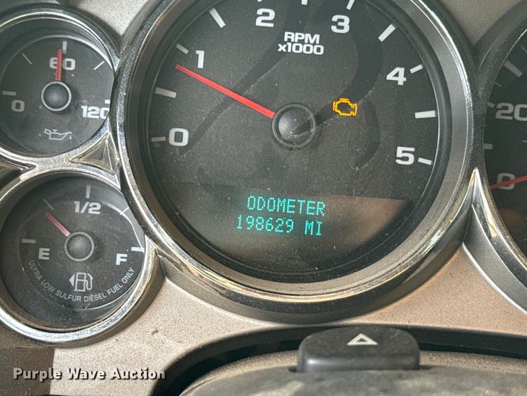 image for item ES5936 2007 Chevrolet Silverado 3500HD Ext. Cab flatbed pickup truck