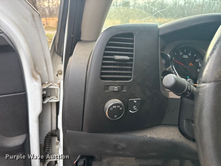 image for item ES5936 2007 Chevrolet Silverado 3500HD Ext. Cab flatbed pickup truck