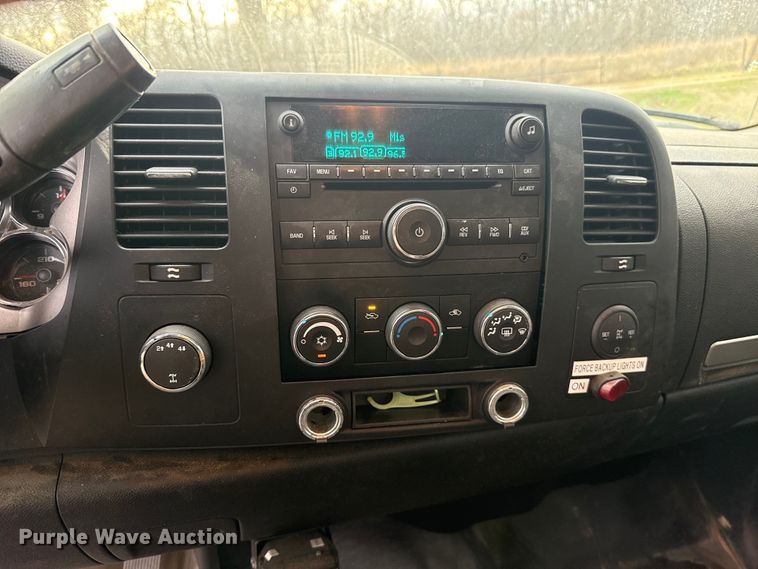 image for item ES5936 2007 Chevrolet Silverado 3500HD Ext. Cab flatbed pickup truck