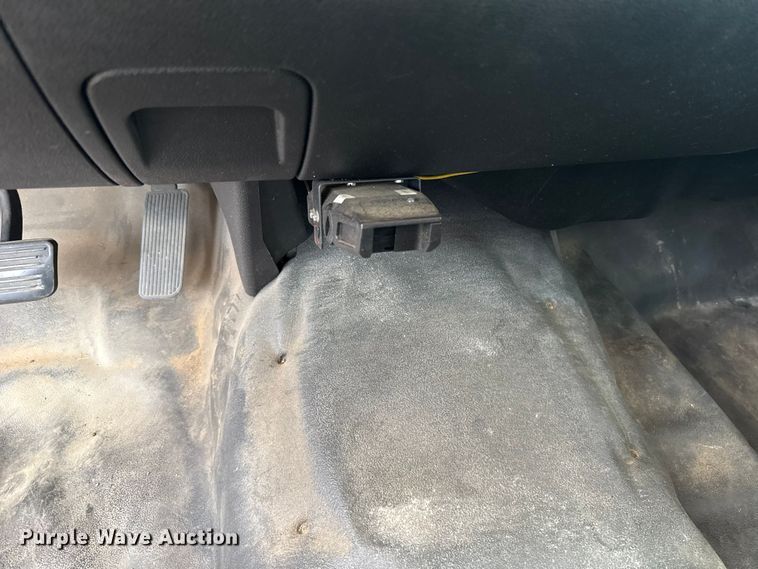 image for item ES5936 2007 Chevrolet Silverado 3500HD Ext. Cab flatbed pickup truck