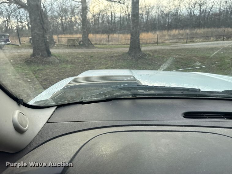 image for item ES5936 2007 Chevrolet Silverado 3500HD Ext. Cab flatbed pickup truck