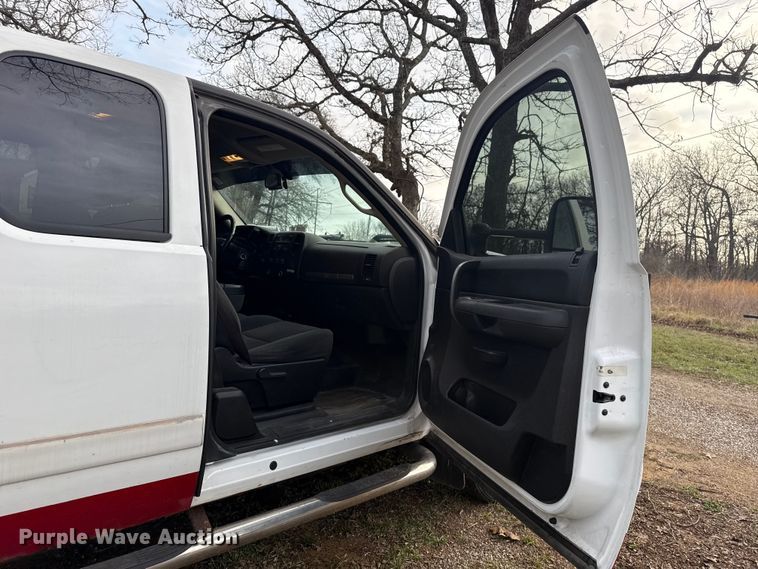 image for item ES5936 2007 Chevrolet Silverado 3500HD Ext. Cab flatbed pickup truck