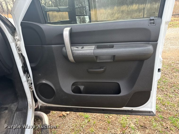 image for item ES5936 2007 Chevrolet Silverado 3500HD Ext. Cab flatbed pickup truck