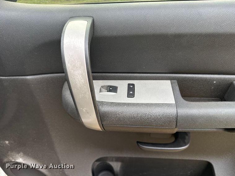 image for item ES5936 2007 Chevrolet Silverado 3500HD Ext. Cab flatbed pickup truck