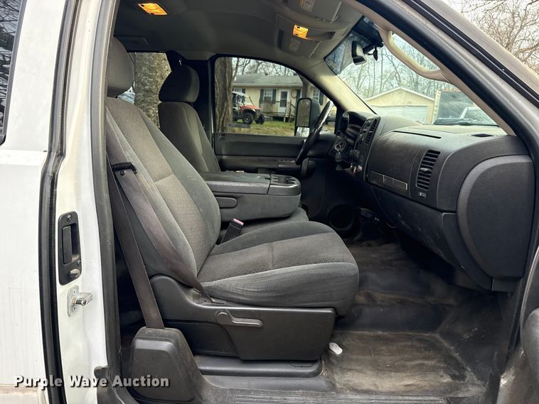 image for item ES5936 2007 Chevrolet Silverado 3500HD Ext. Cab flatbed pickup truck