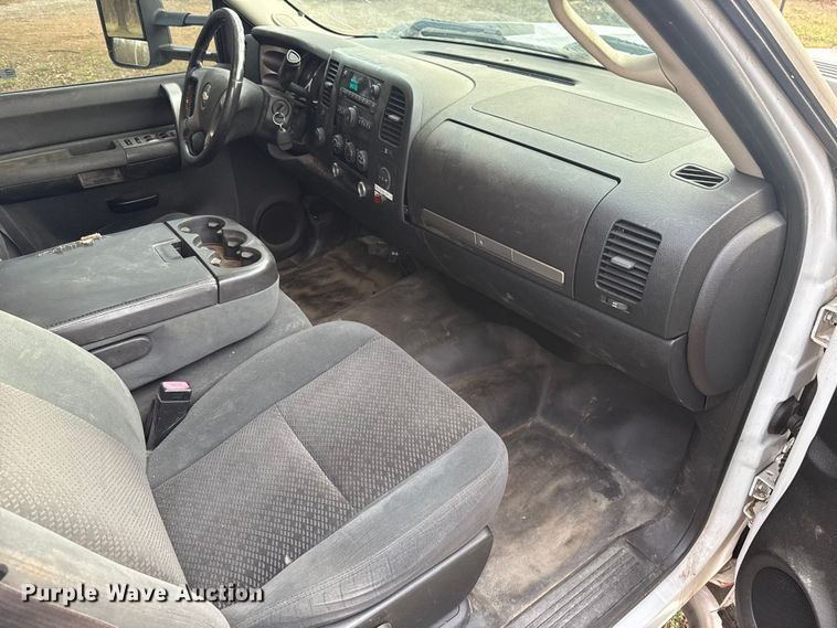 image for item ES5936 2007 Chevrolet Silverado 3500HD Ext. Cab flatbed pickup truck