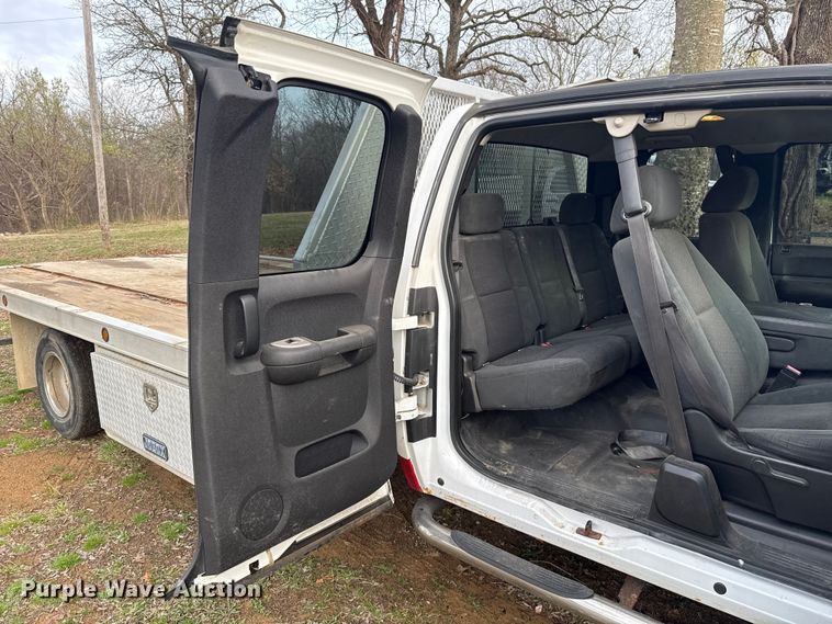 image for item ES5936 2007 Chevrolet Silverado 3500HD Ext. Cab flatbed pickup truck