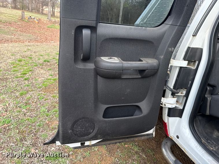 image for item ES5936 2007 Chevrolet Silverado 3500HD Ext. Cab flatbed pickup truck