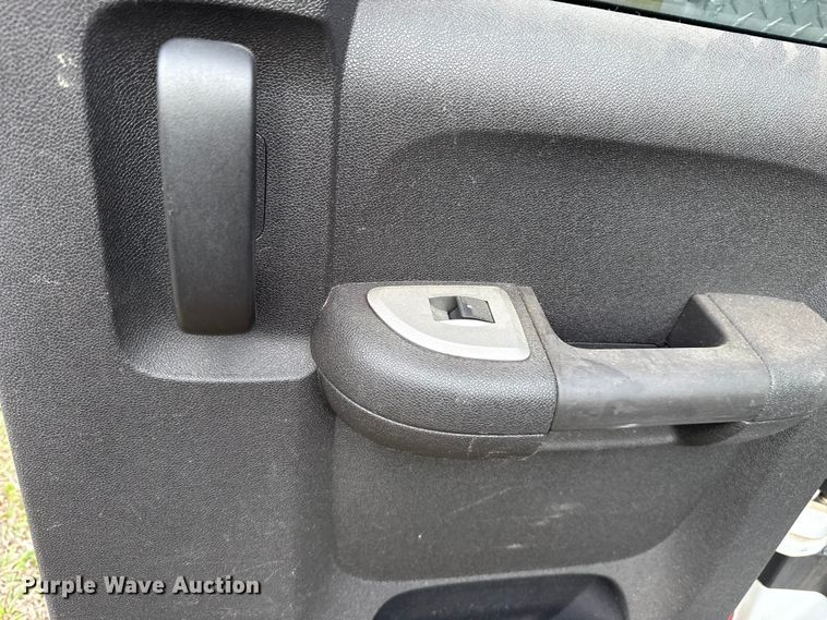 image for item ES5936 2007 Chevrolet Silverado 3500HD Ext. Cab flatbed pickup truck