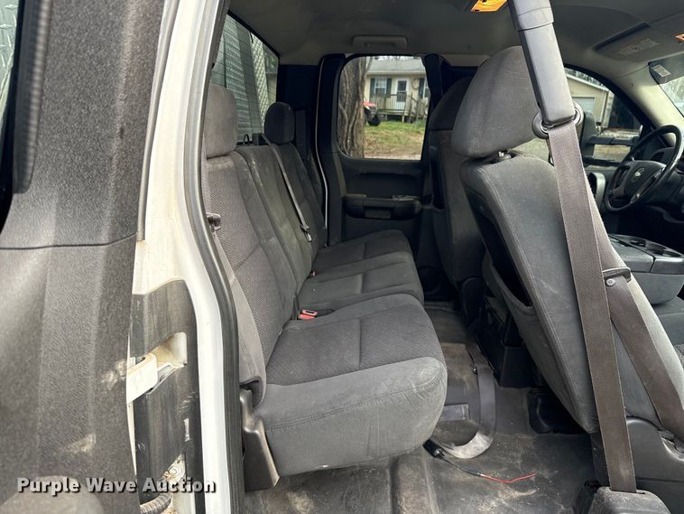 image for item ES5936 2007 Chevrolet Silverado 3500HD Ext. Cab flatbed pickup truck