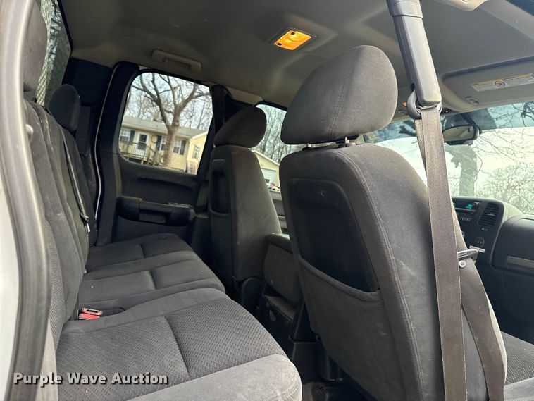 image for item ES5936 2007 Chevrolet Silverado 3500HD Ext. Cab flatbed pickup truck