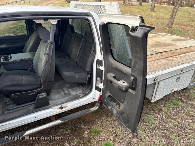 image for item ES5936 2007 Chevrolet Silverado 3500HD Ext. Cab flatbed pickup truck