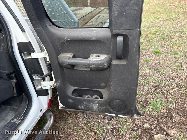 image for item ES5936 2007 Chevrolet Silverado 3500HD Ext. Cab flatbed pickup truck