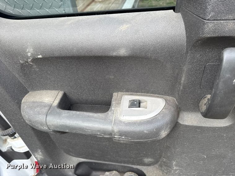 image for item ES5936 2007 Chevrolet Silverado 3500HD Ext. Cab flatbed pickup truck