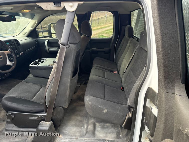 image for item ES5936 2007 Chevrolet Silverado 3500HD Ext. Cab flatbed pickup truck