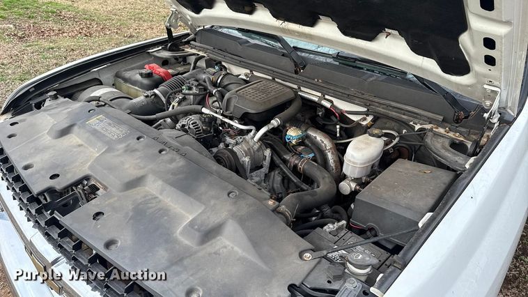 image for item ES5936 2007 Chevrolet Silverado 3500HD Ext. Cab flatbed pickup truck