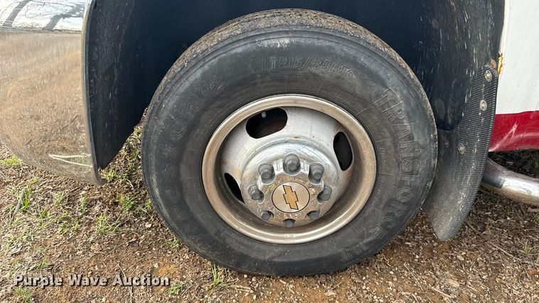 image for item ES5936 2007 Chevrolet Silverado 3500HD Ext. Cab flatbed pickup truck