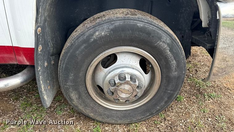 image for item ES5936 2007 Chevrolet Silverado 3500HD Ext. Cab flatbed pickup truck