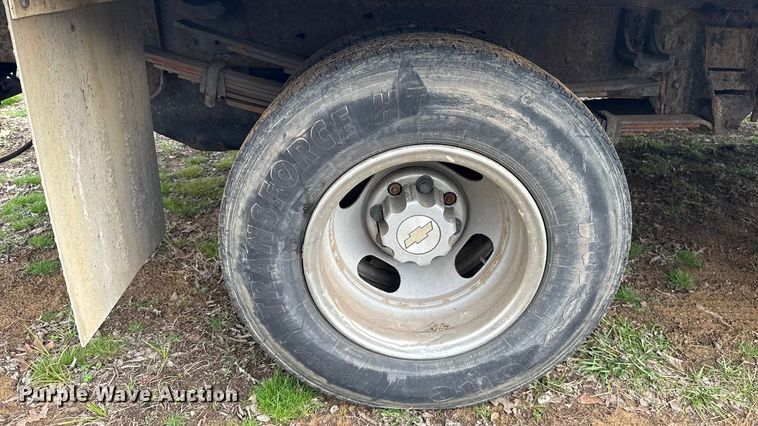 image for item ES5936 2007 Chevrolet Silverado 3500HD Ext. Cab flatbed pickup truck