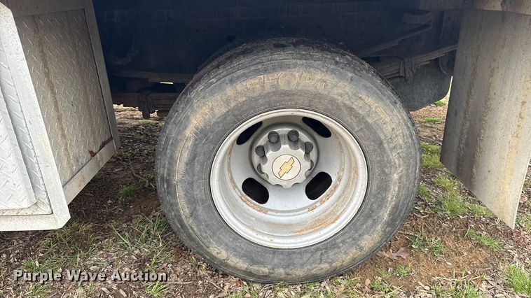 image for item ES5936 2007 Chevrolet Silverado 3500HD Ext. Cab flatbed pickup truck