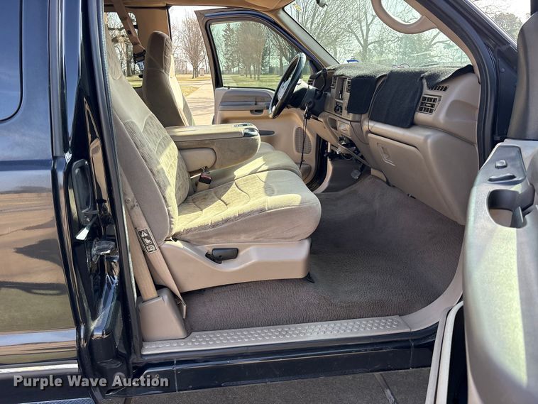 image for item ES8583 2000 Ford F250 Super Duty Ext. Cab pickup truck