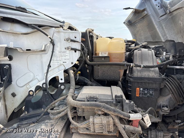 image for item ES8621 2021 Ford F750 box truck