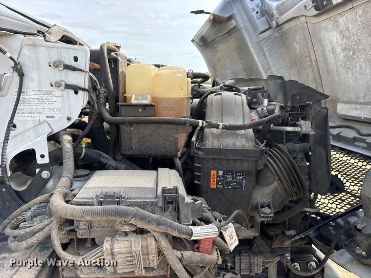 image for item ES8621 2021 Ford F750 box truck
