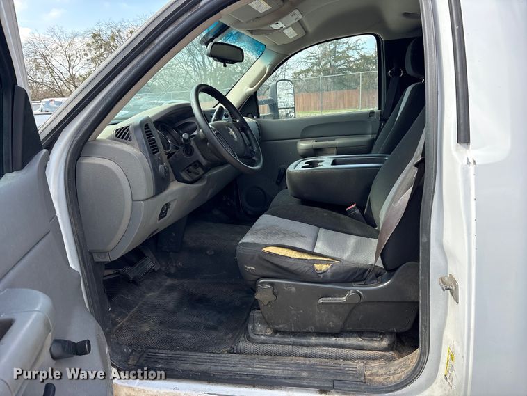 image for item ES8625 2009 Chevrolet Silverado 2500HD utility bed pickup truck