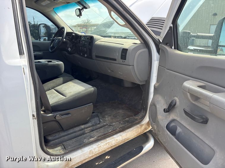 image for item ES8625 2009 Chevrolet Silverado 2500HD utility bed pickup truck