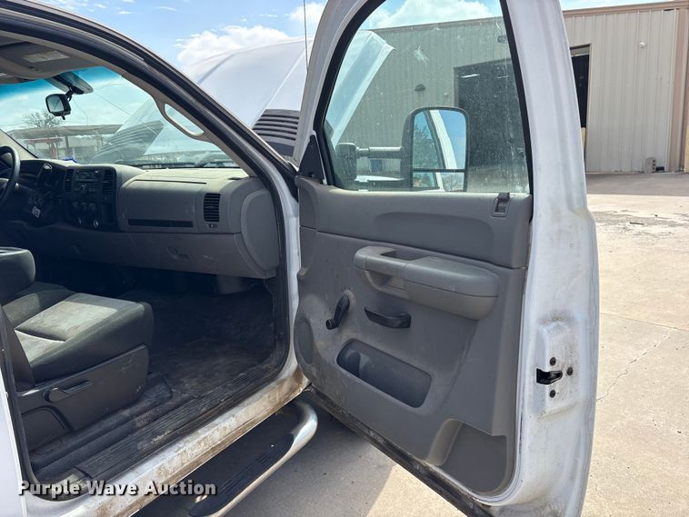 image for item ES8625 2009 Chevrolet Silverado 2500HD utility bed pickup truck