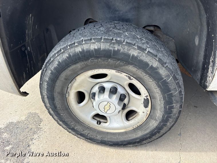 image for item ES8625 2009 Chevrolet Silverado 2500HD utility bed pickup truck