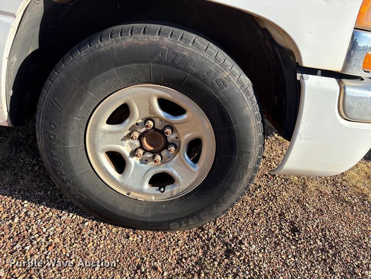 image for item ET1178 2004 GMC Sierra 1500 Ext. Cab pickup truck