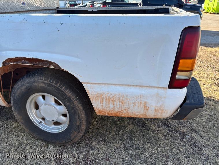 image for item ET1205 1999 GMC Sierra 1500 pickup truck