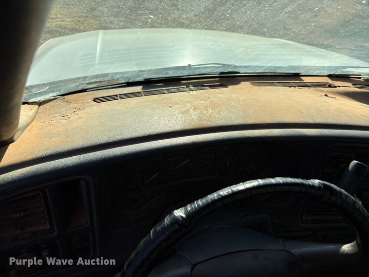 image for item ET1205 1999 GMC Sierra 1500 pickup truck