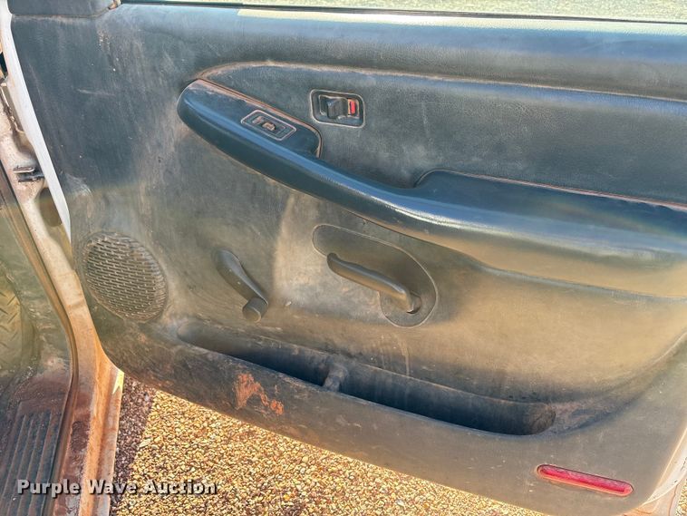 image for item ET1205 1999 GMC Sierra 1500 pickup truck