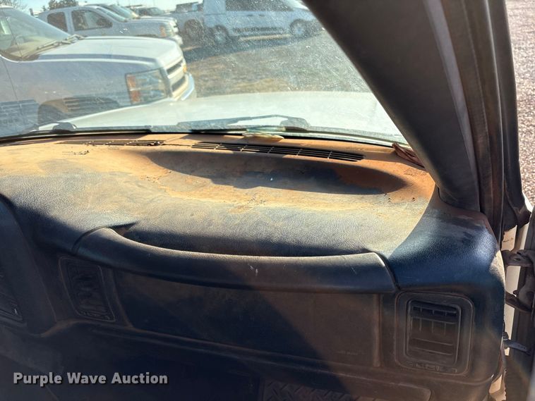 image for item ET1205 1999 GMC Sierra 1500 pickup truck