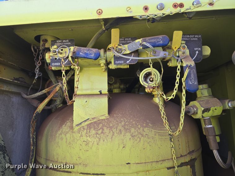 image for item ET1350 1985 Oshkosh Low Tilt pumper fire truck