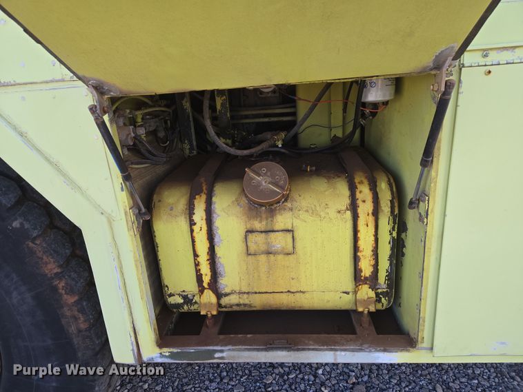 image for item ET1350 1985 Oshkosh Low Tilt pumper fire truck