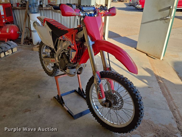 image for item ET1351 2003 Honda CRF450R dirt bike