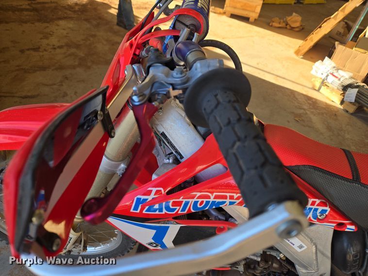 image for item ET1351 2003 Honda CRF450R dirt bike