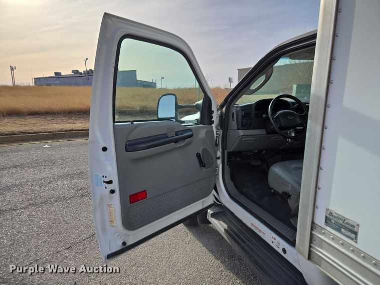 image for item ET1381 2007 Ford F450 box truck