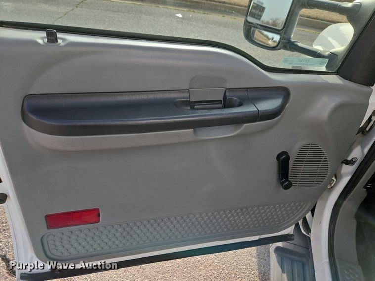 image for item ET1381 2007 Ford F450 box truck