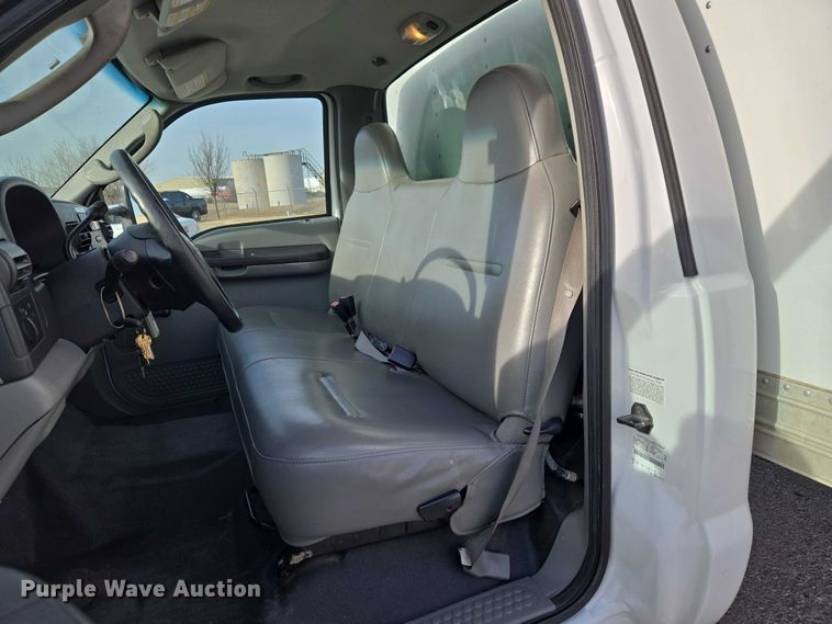 image for item ET1381 2007 Ford F450 box truck